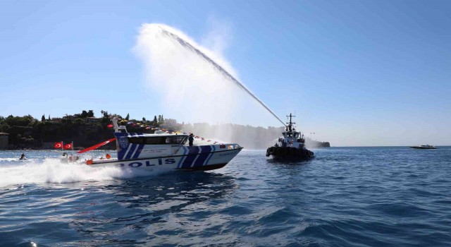 Deniz şehitleri anısına suya çelenk bırakıldı