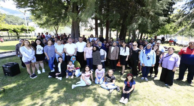 Denizlide kadın ve çocuklar yaz kampında eğleniyor