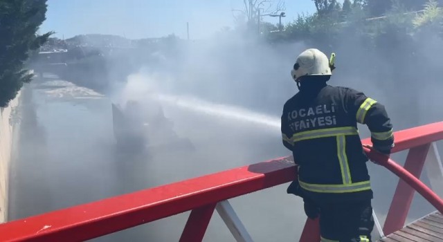 Dere yatağında alev alev yanan kepçeyi itfaiye söndürdü