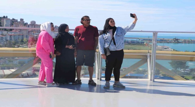 Dev çay bardağında fotoğraf çektirme yarışı