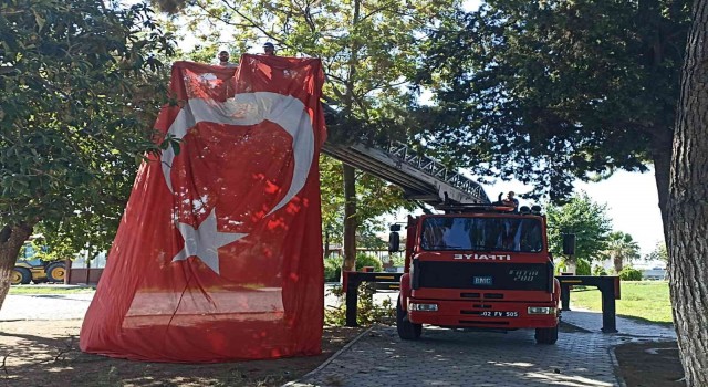 Dev Türk Bayrağı asılı kaldığı ağaçtan indirildi