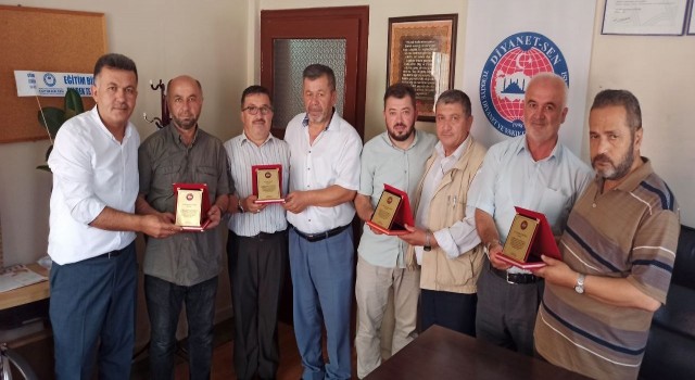 Devrekte emekli olan din görevlilerine plaket takdim edildi