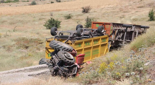 Devrilen traktör altında kalan sürücü ağır yaralandı