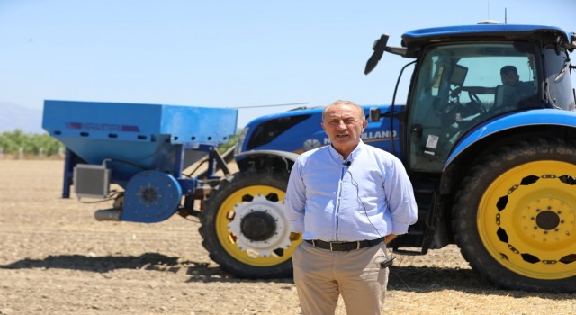 Didim Belediyesinin ilk ayçiçeklerini Başkan Atabay ekti
