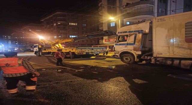 Dinamit yüklü tır 6 saat sonra kaldırılarak yol trafiğe tekrardan açıldı