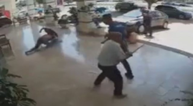 Diş polikliniğinde baston ve uçan tekmeli kira anlaşmazlığı kavgası