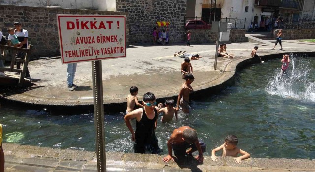Diyarbakırda asfalt buharlaştı, çocuklar süs havuzlarına koştu