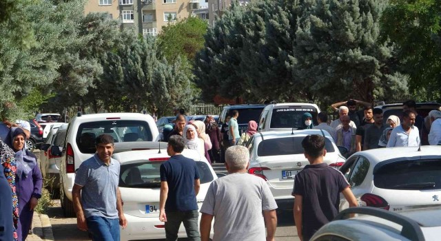 Diyarbakırda bayram sabahı vatandaşlar mezarlıklara akın etti