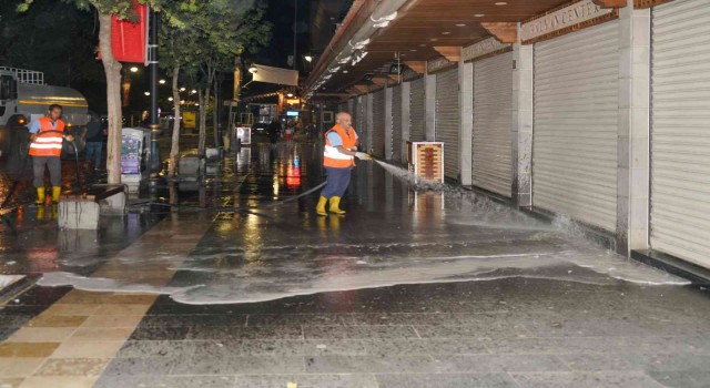 Diyarbakırda cadde ve kaldırımlarda bayram temizliği