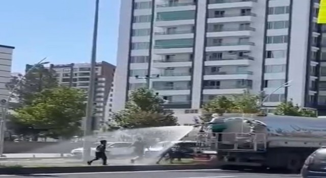 Diyarbakırda sıcaklardan bunalan çocuklar çözümü belediyenin sulama tankerinde buldu