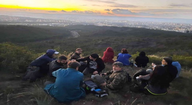 Doğa sporcuları akşam yürüyüşünde gün batımının keyfini çıkardı