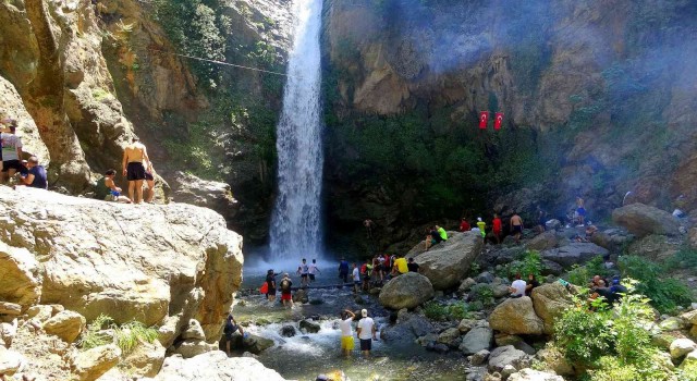 Doğa tutkunlarının yeni gözdesi “Karaçay Şelalesi”