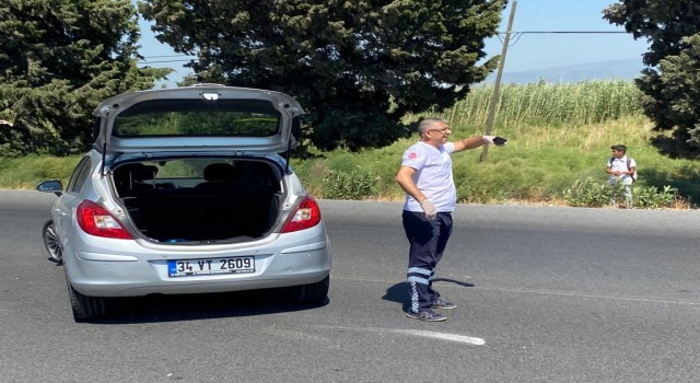 Doktor hastaya, ambulans şoförü de trafiğe müdahale etti
