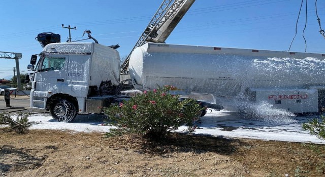 Dolu yakıt tankerinin devrildiği kazada faciadan dönüldü