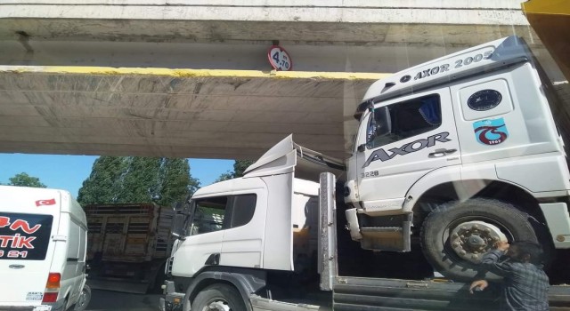 Dorsesinde kamyon yüklü tır alt geçitte mahsur kaldı