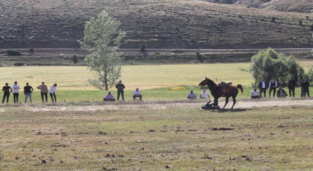 Düğün için oynanan ciritte ciritçinin attan düşmesi kameraya yansıdı