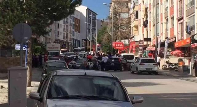 Düğün magandalarının trafiği kapatıp oyun oynadıkları o anlar kamerada