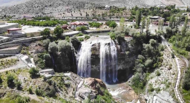 Dünyanın en büyük 3üncü şelalesi kurban bayramında da vatandaşların uğrak yeri oldu