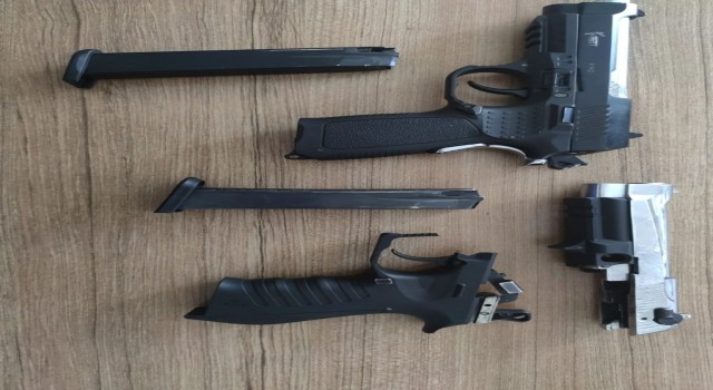 Dur ihtarına uymayan araçtan ruhsatsız tabanca çıktı