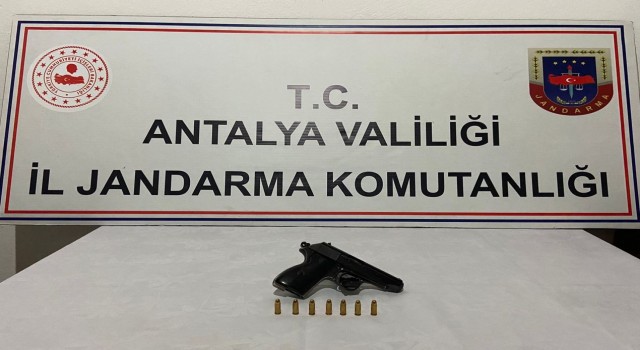 Durdurulan araçta ruhsatsız tabanca ele geçirildi