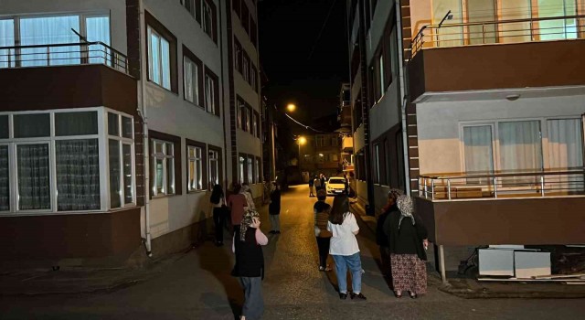 Düzcede deprem nedeniyle vatandaşlar sokağa döküldü