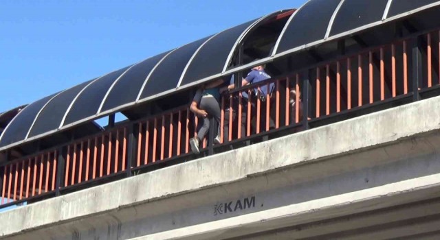 Düzcede üst geçide çıkan genç kız ekiplere zor anlar yaşattı