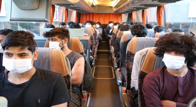 Edirnede 215 Afgan göçmen sınır dışı edilmek üzere İstanbua gönderildi