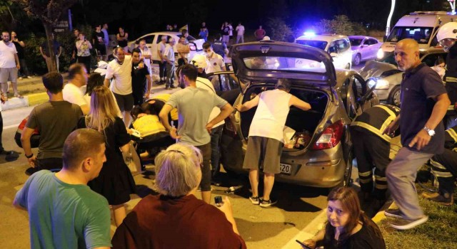 Edirnede 6 kişinin yaralandığı kazada ortalık savaş alanına döndü