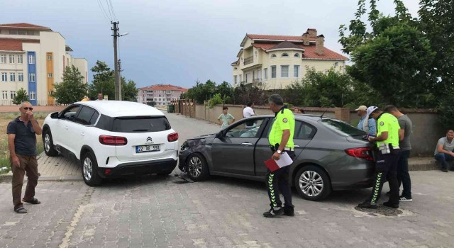 Edirnede iki otomobil çarpıştı: 1 yaralı