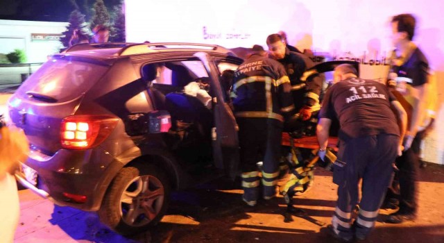 Edirnede kontrolden çıkan otomobil duvara çarptı: 1 yaralı