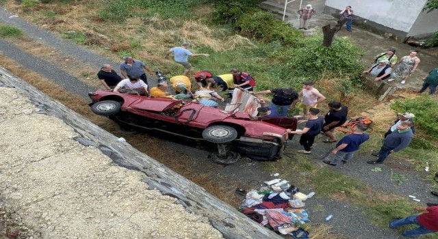 Edirnede otomobil uçuruma yuvarlandı: 2 ölü, 2 yaralı