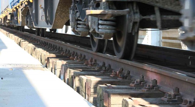 Edirnede tren ray destek traversleri ve elektrik trafosu yandı