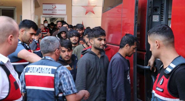 Edirnede yakalanan 260 göçmen sınır dışı edilmek üzere İstanbula gönderildi
