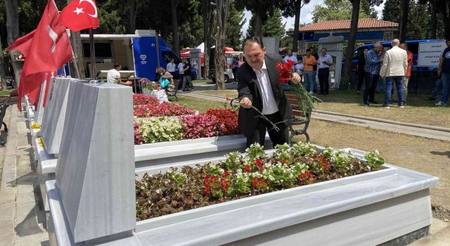Edirnekapı Şehitliğini ziyaret eden aileler duygu dolu anlar yaşadı