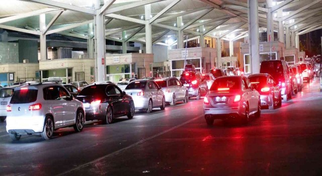 Edirneye akın eden Bulgarlar, dönüş yolunda kuyruk oluşturdu