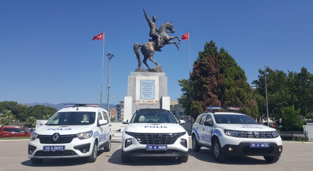 Edremit İlçe Emniyet Müdürlüğü bünyesinde üç yeni resmi araç hizmete girdi