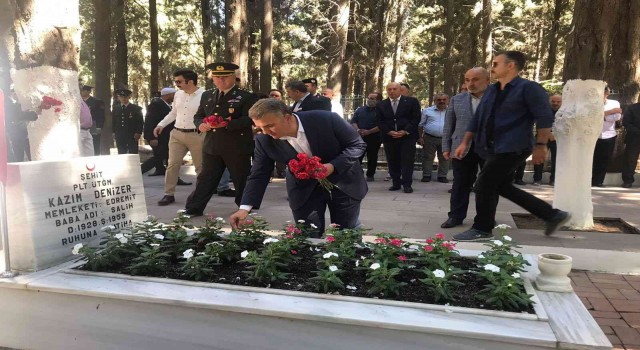 Edremitte 15 Temmuz Demokrasi ve Milli Birlik Günü Anma etkinlikleri şehitlik ziyareti ile başladı