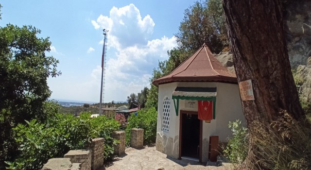 Edremitte Şıp Şıp Dede Türbesi ilgi görüyor