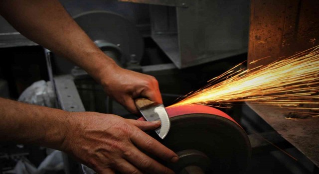 Elazığda bıçak bileyicilerin kurban mesaisi başladı