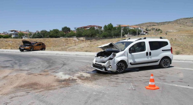 Elazığda hafif ticari araç ile otomobil çarpıştı: 7 yaralı
