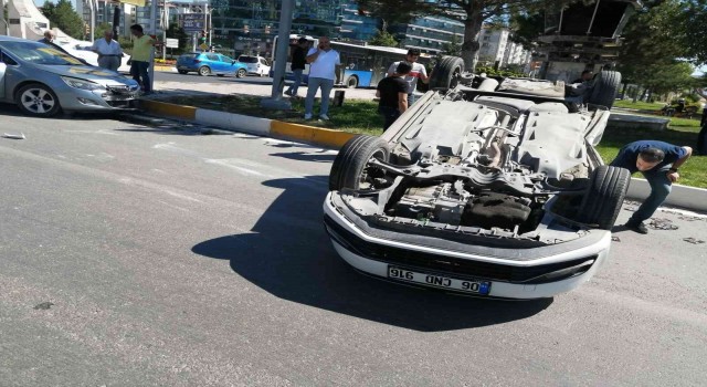 Elazığda iki otomobil çarpıştı biri ters döndü: 1 yaralı
