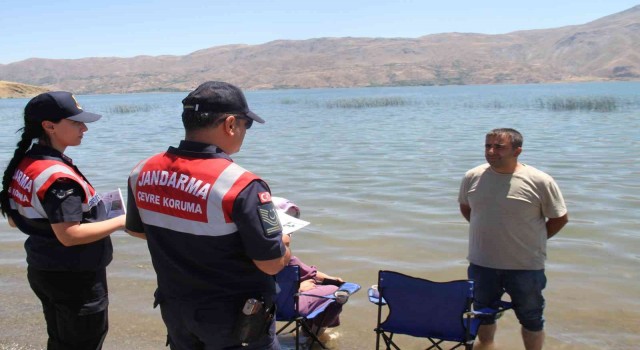 Elazığda jandarma ekipleri, vatandaşları suda boğulmalara karşı bilgilendirdi