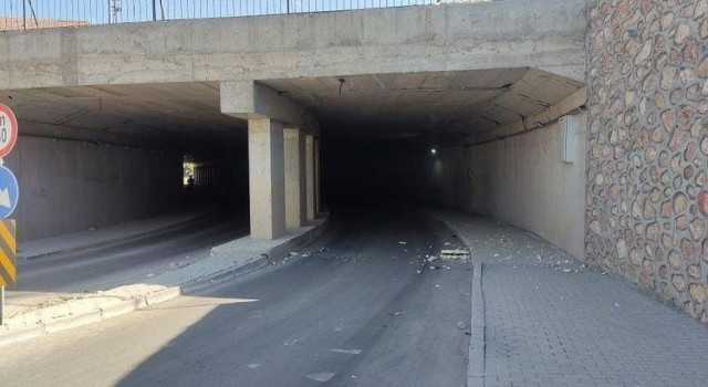 Elazığda kamyon alt geçide çarptı