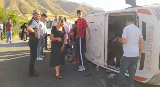 Elazığda otomobil ambulansa çarptı: 3 yaralı