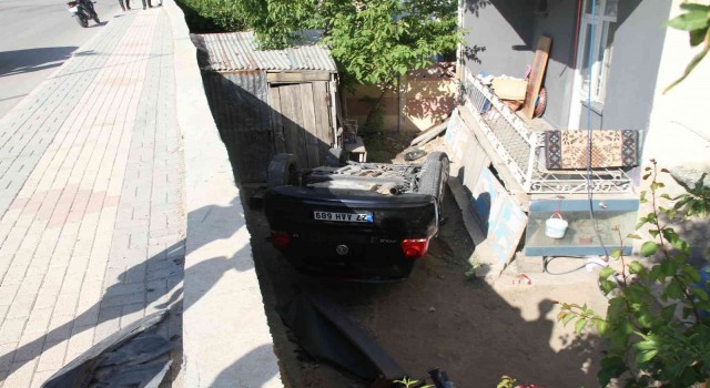 Elazığda otomobil bahçeye uçup ters döndü: 4 yaralı