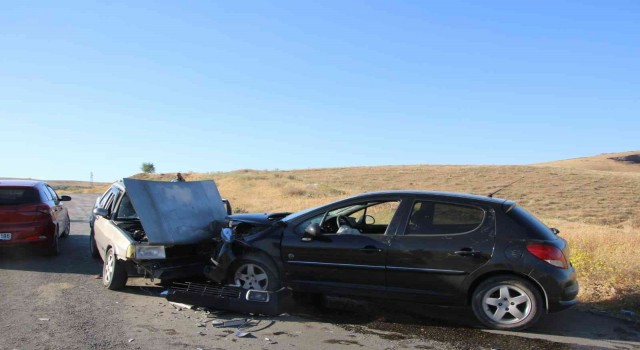Elazığda otomobiller kafa kafaya çarpıştı: 8 yaralı