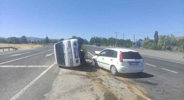 Elazığda pikap ile kamyonet çarpıştı: 1 yaralı