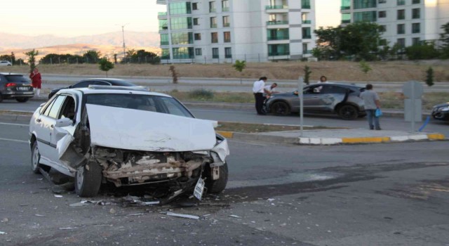 Elazığda trafik kazası: 3 yaralı