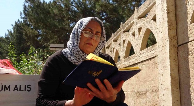 Elazığda vatandaşlar arife günü mezarlıklara akın etti