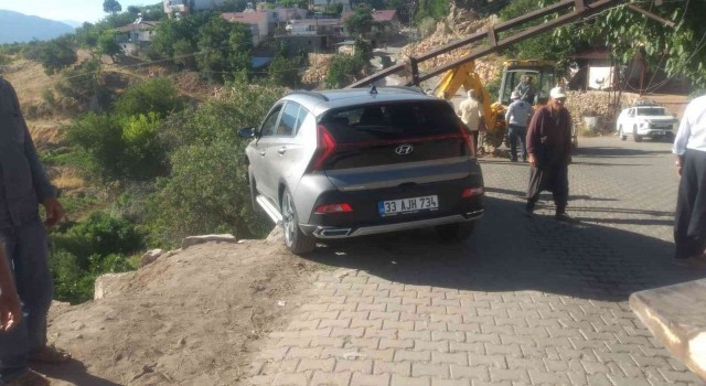 Elektrik direği uçurumdan yuvarlanmasına engel oldu